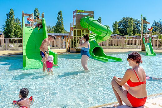 Toboganes acuáticos y piscina infantil en el camping VAGUES OCEANES Au Flamenco en Argelès-sur-Mer (66).
