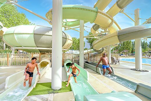 Toboganes acuáticos gigantes y piscina exterior en el camping VAGUES OCEANES Au Flamenco en Argelès-sur-Mer (66).