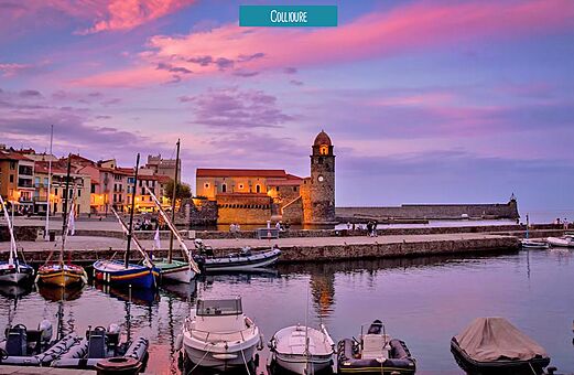 Puerto de Collioure y su campanario al atardecer, lugar para visitar.