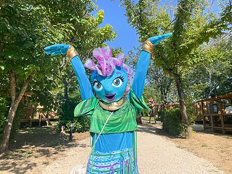 Mascota de animación sonriente en el camping VAGUES OCEANES Au Flamenco en Argelès-sur-Mer (66).