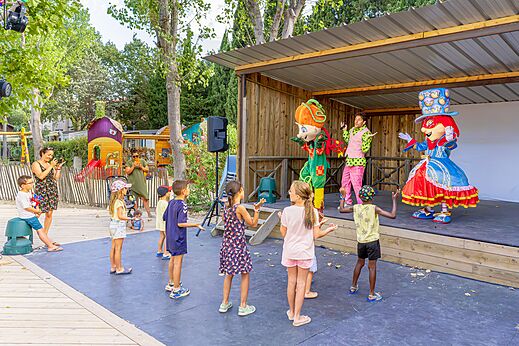 Animación infantil con mascotas y animador en escenario en el camping VAGUES OCEANES Au Flamenco en Argelès-sur-Mer (66).