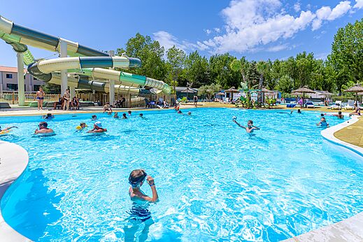 Piscina exterior, toboganes gigantes en el camping VAGUES OCEANES Au Flamenco en Argelès-sur-Mer (66).