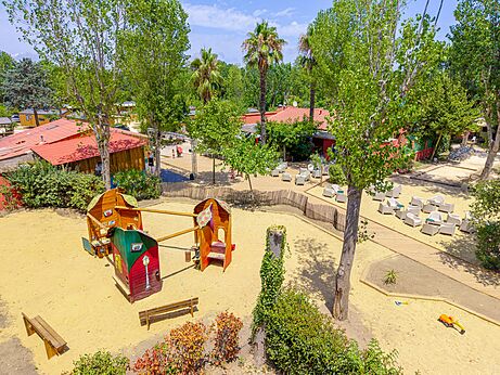 Parque infantil de madera, vista aérea en camping VAGUES OCEANES Au Flamenco.