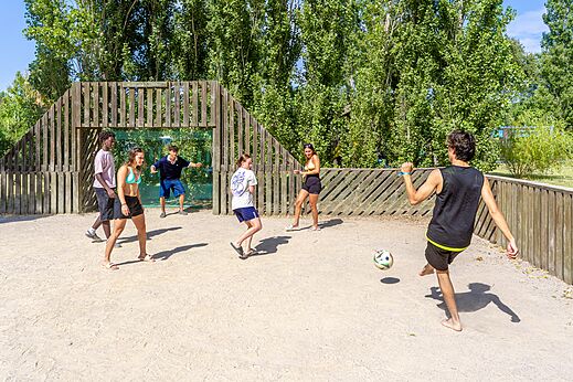 Jóvenes jugando al fútbol en el campo multideporte del camping VAGUES OCEANES Au Flamenco en Argelès-sur-Mer (66).