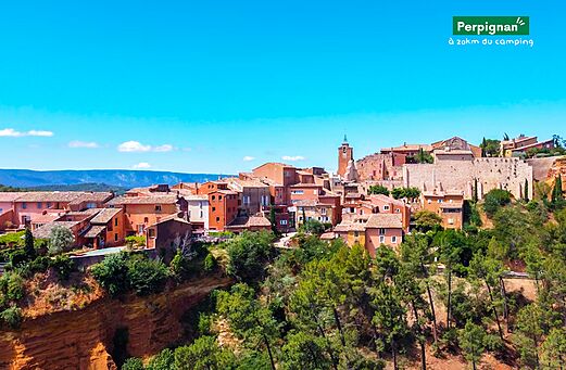 Pueblo medieval en la colina con casas coloridas, cerca de Perpiñán, Occitania.