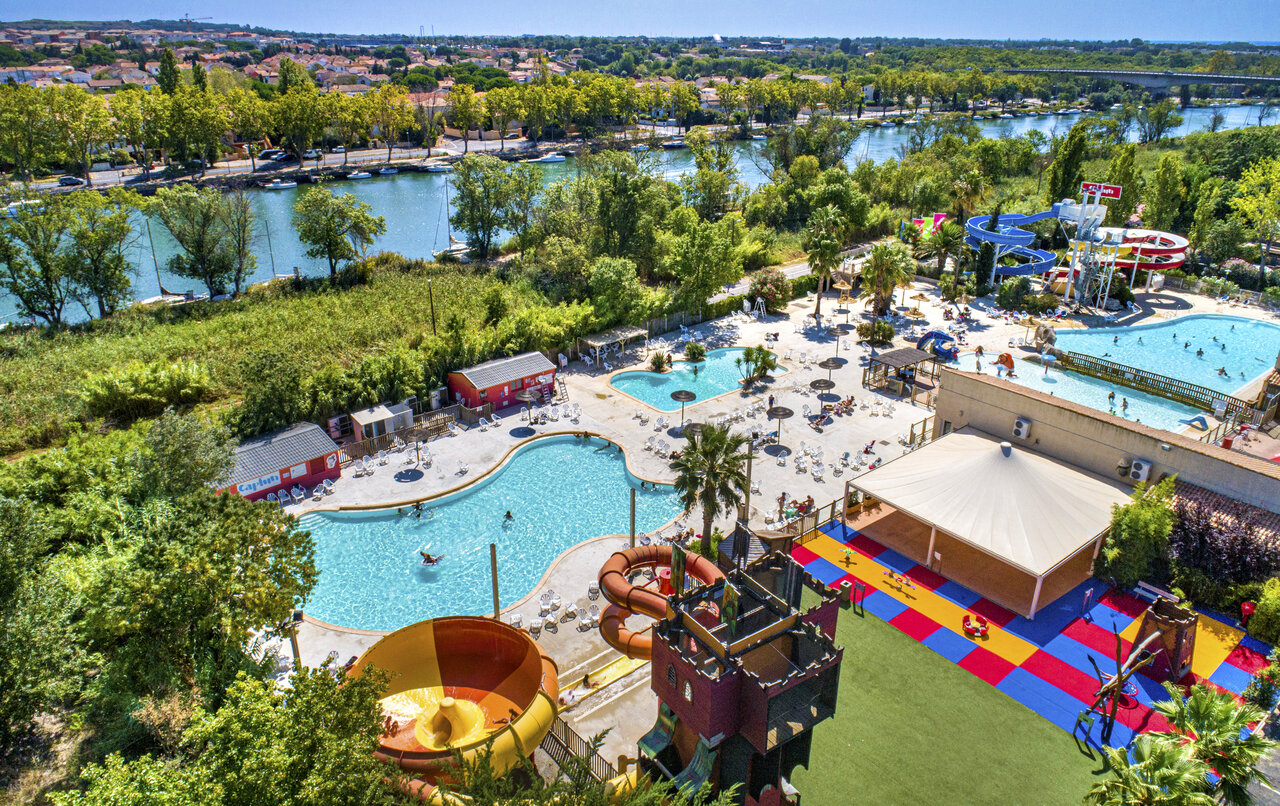 Parque acu�tico con piscinas, toboganes gigantes y juegos en el camping CAPFUN Fleurs d'Agde en AGDE (34).