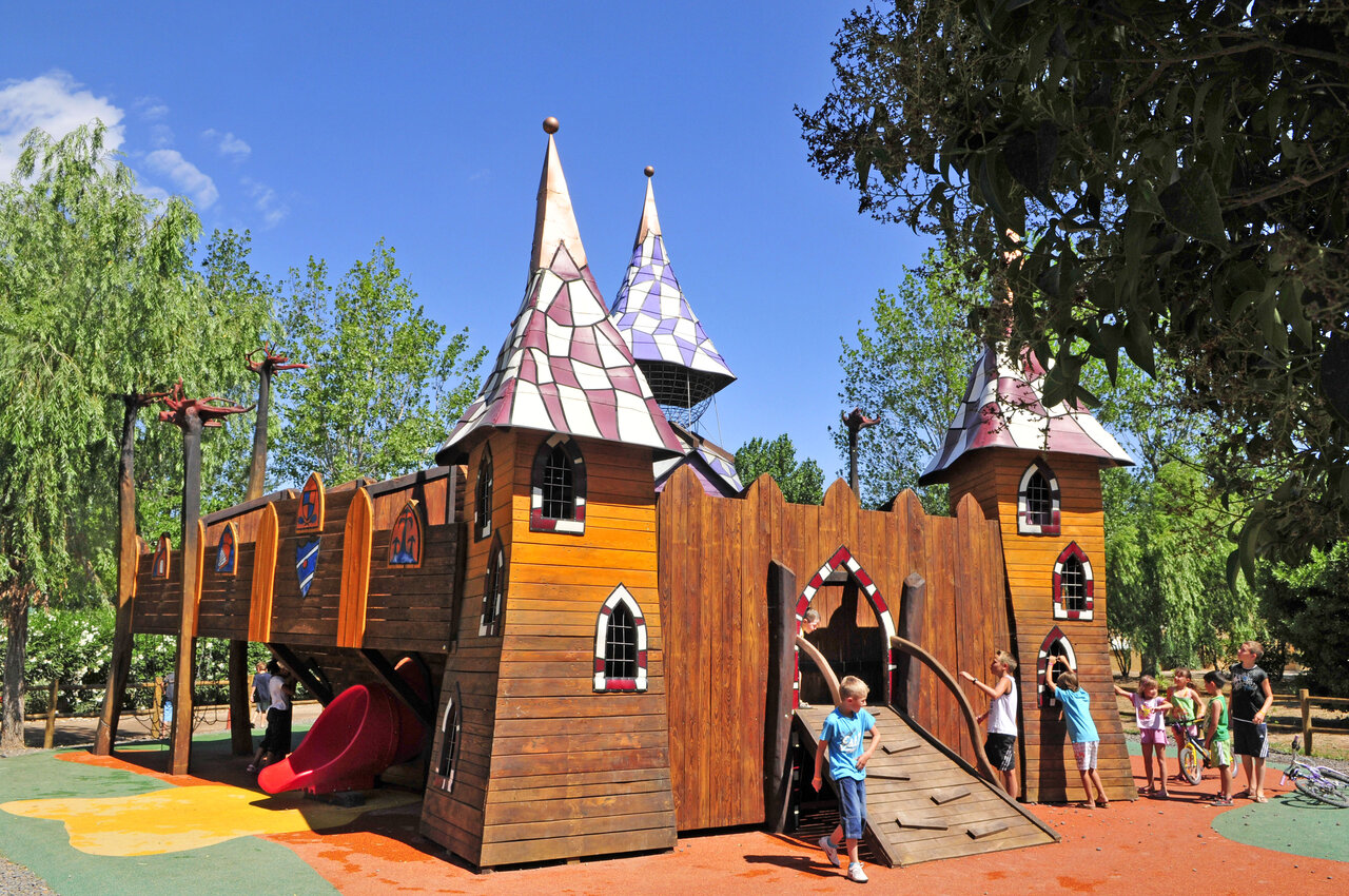 Juegos castillo, tobog�n, ni�os, camping CAPFUN Fleurs d'Agde en AGDE (34).