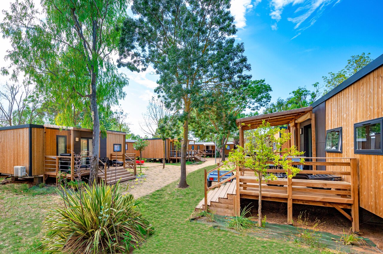 Mobile homes modernos con terrazas de madera en CAPFUN Fleurs d'Agde (34).