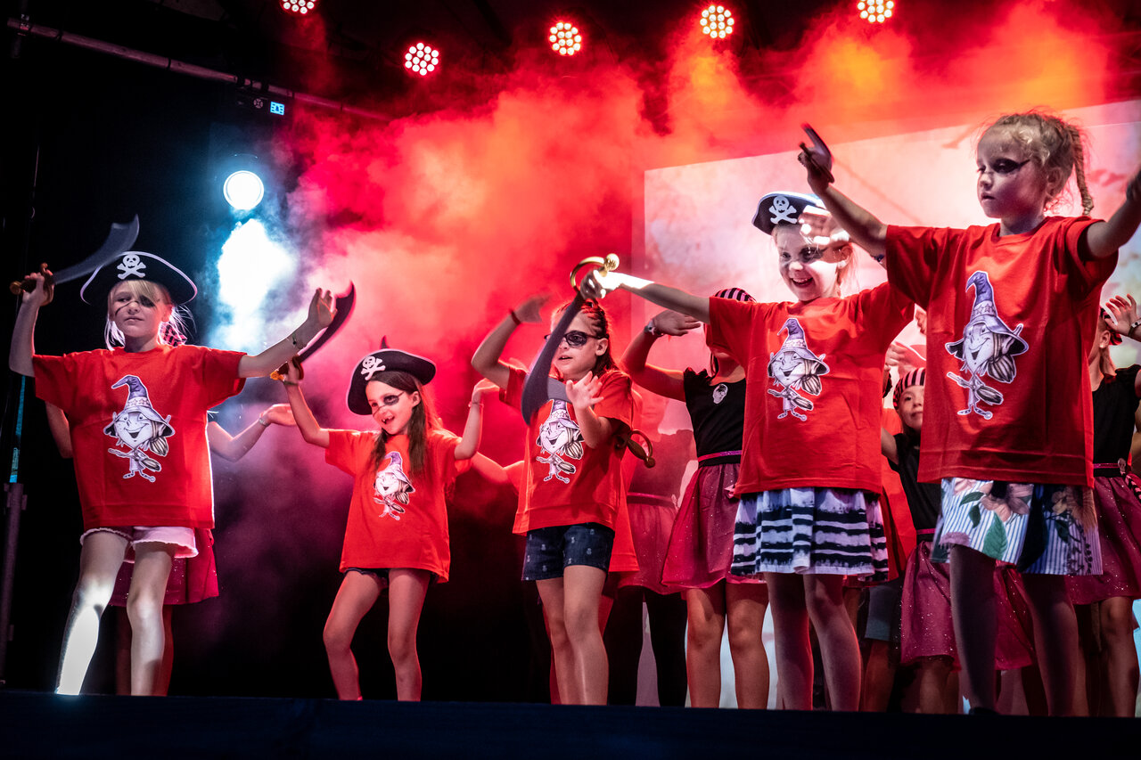 Espect�culo infantil de piratas en el escenario, animaci�n en el camping CAPFUN Fleurs d'Agde en AGDE (34).