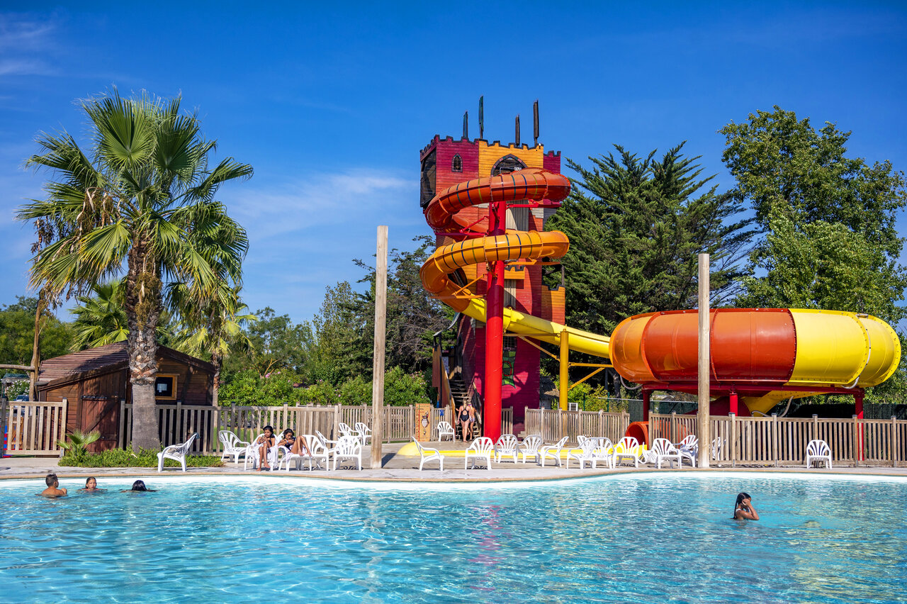 Piscina, toboganes gigantes en el camping CAPFUN Fleurs d'Agde (34).