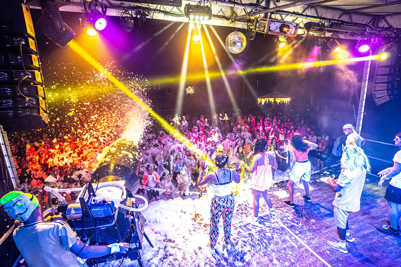 Fiesta de la espuma con DJ y luces en camping CAPFUN Fleurs d'Agde, AGDE (34).