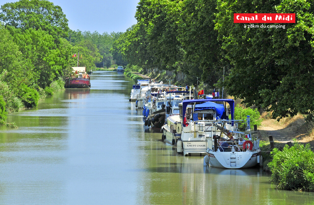 Canal du Midi con barcazas amarradas, lugar tur�stico para visitar cerca de Agde.
