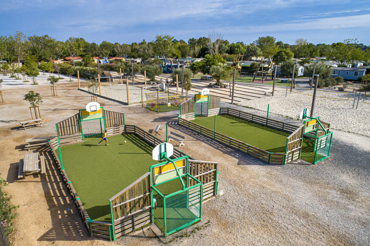 Campos multideporte y zona de juegos en el camping CAPFUN Fleurs d'Agde en AGDE (34).