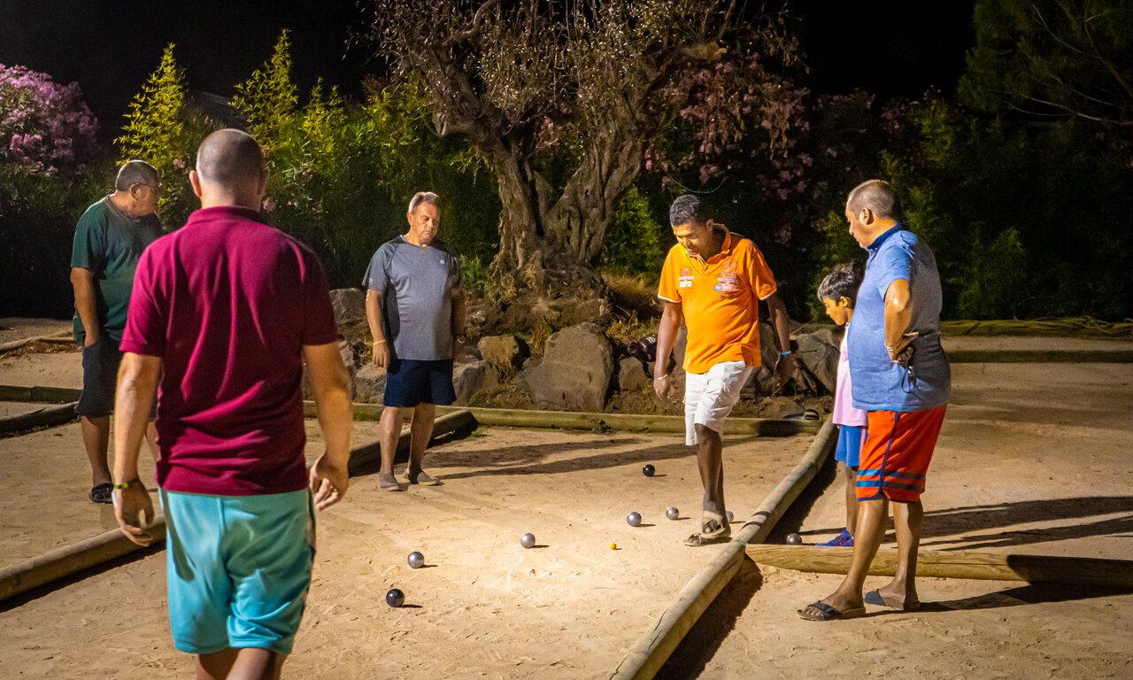 Petanca nocturna en el camping CAPFUN Fleurs d'Agde en AGDE (34).