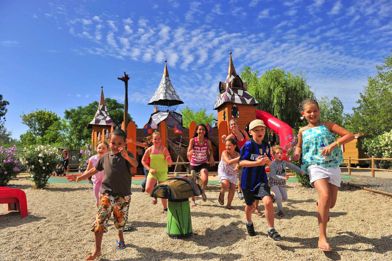 Ni�os jugando en �rea de juegos del camping CAPFUN Fleurs d'Agde en AGDE.