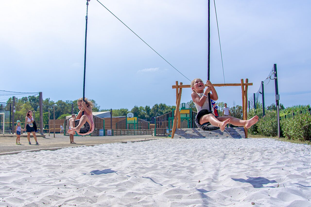 Ni�os felices en tirolinas sobre arena en camping CAPFUN Fleurs d'Agde en AGDE (34).