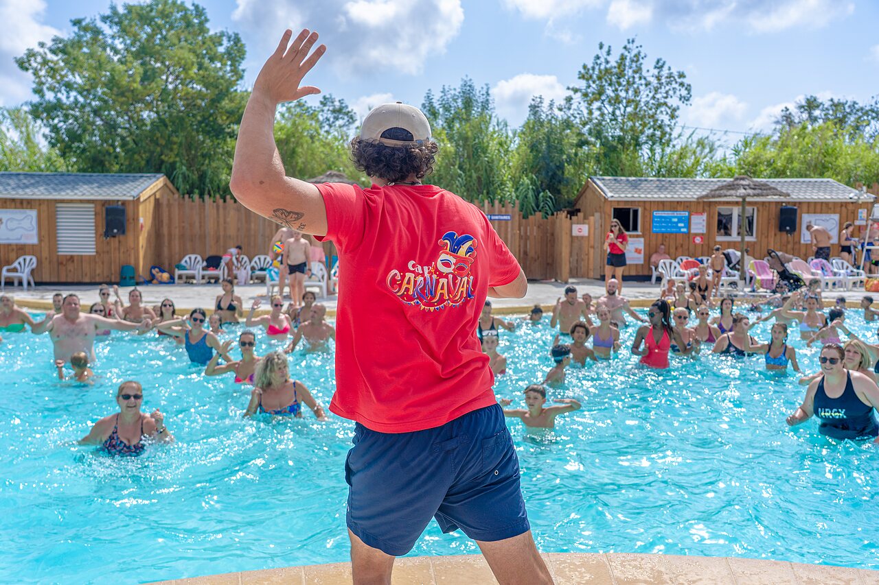 Animaci�n acu�tica din�mica en la piscina exterior del camping CAPFUN Fleurs d'Agde en AGDE (34).
