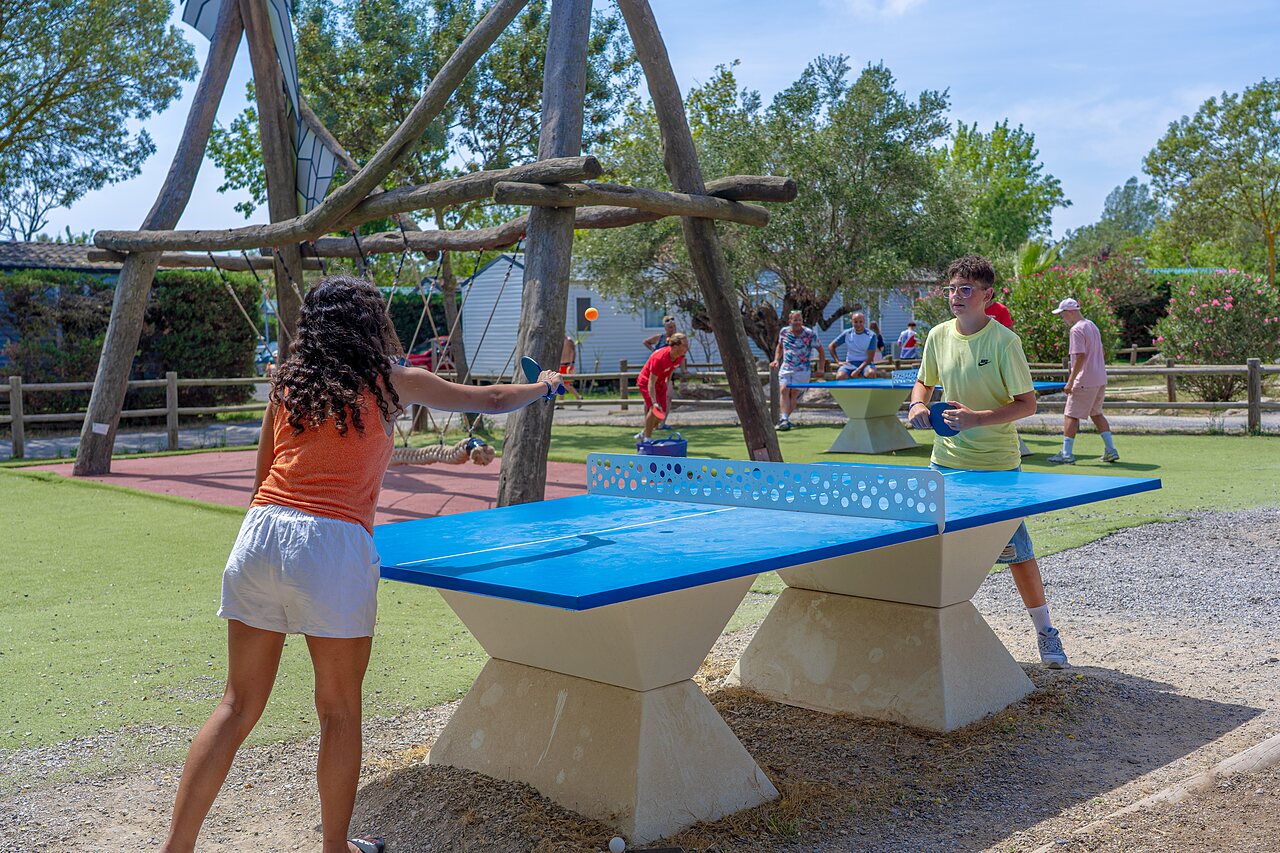 J�venes jugando tenis de mesa exterior en camping CAPFUN Fleurs d'Agde en AGDE.