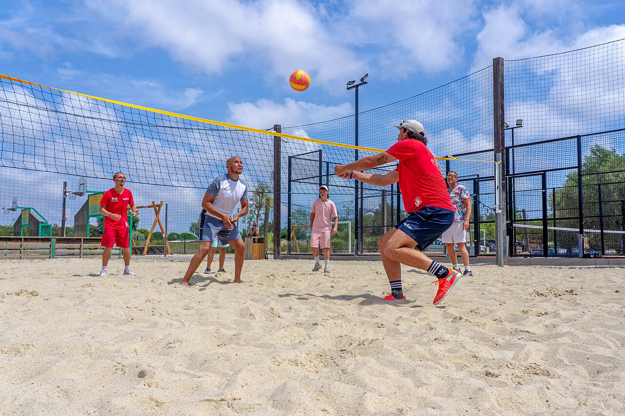 Jugadores activos en la cancha de voleibol de playa en el camping CAPFUN Fleurs d'Agde en AGDE (34).