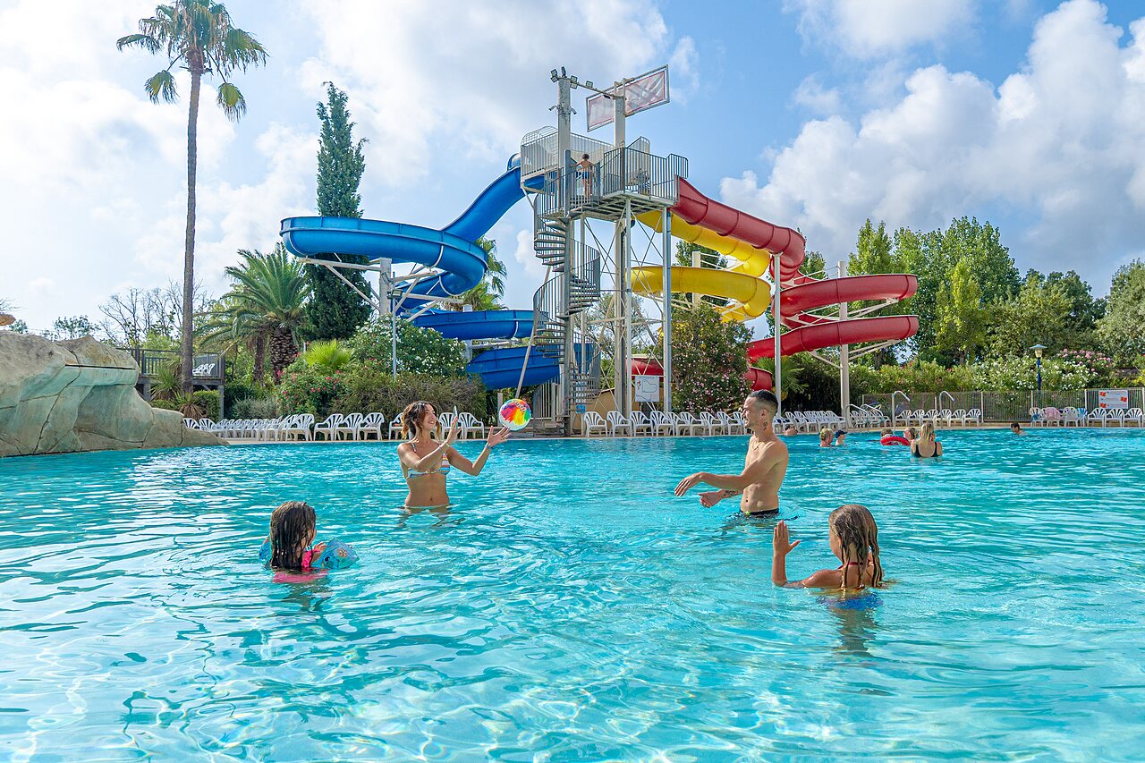 Piscina exterior y toboganes acu�ticos en el camping CAPFUN Fleurs d'Agde en AGDE (34).