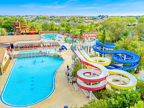 Gran parque acuático con piscinas y toboganes gigantes en el camping CAPFUN Fleurs d'Agde en AGDE (34).