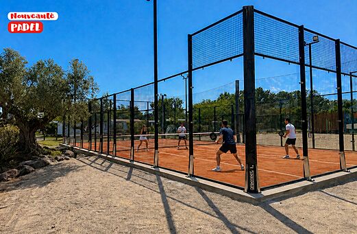 Nueva cancha de pádel con jugadores en el camping CAPFUN Fleurs d'Agde en AGDE (34).