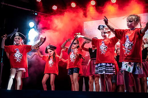 Animaci�n infantil de piratas en el escenario del camping CAPFUN Fleurs d'Agde, AGDE (34).