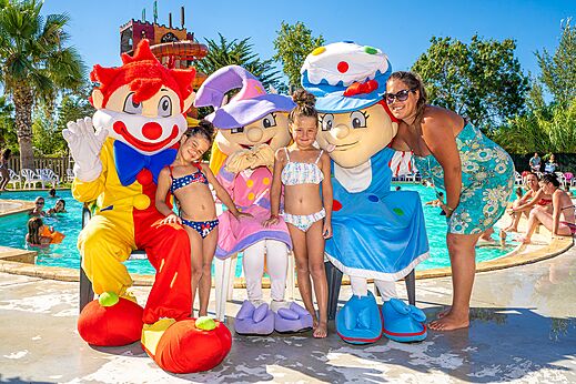Mascotas de animaci�n y ni�os en la piscina CAPFUN Fleurs d'Agde (34).