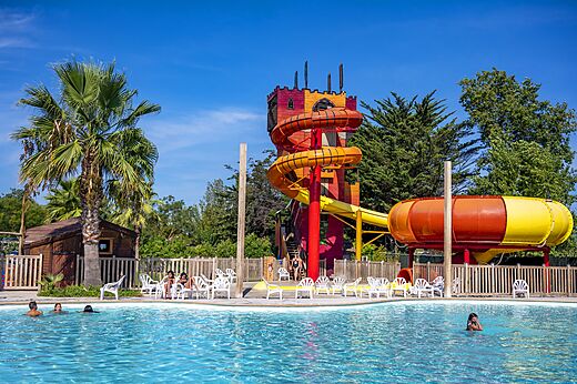 Piscina exterior con toboganes acu�ticos coloridos en el camping CAPFUN Fleurs d'Agde en AGDE (34).