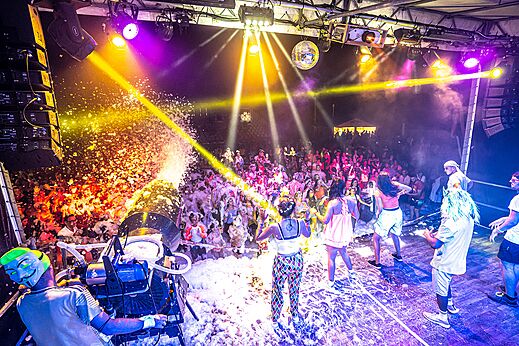 Fiesta de la espuma animada con DJ y luces en el camping CAPFUN Fleurs d'Agde en AGDE (34)