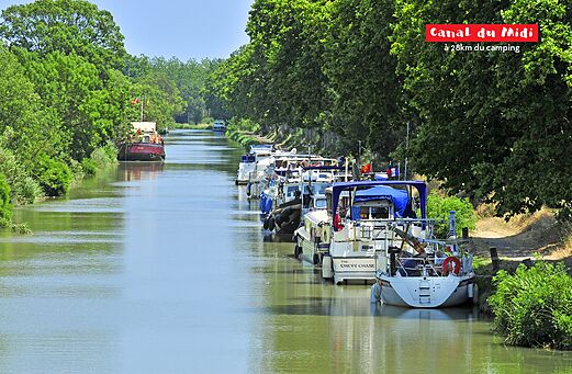 Canal du Midi con barcazas amarradas, lugar para visitar cerca de Agde.