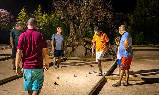 Jugadores de petanca en campo iluminado en el camping CAPFUN Fleurs d'Agde en AGDE.