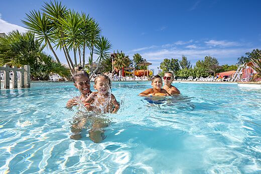 Piscina exterior, familia y ni�os en el camping CAPFUN Fleurs d'Agde en AGDE.