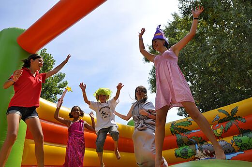 Castillo hinchable con ni�os y animadores en el camping CAPFUN Fleurs d'Agde.