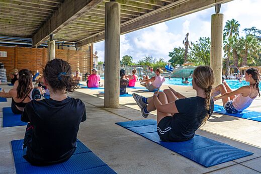 Clase de fitness grupal cubierta cerca de la piscina en el camping CAPFUN Fleurs d'Agde en AGDE (34).