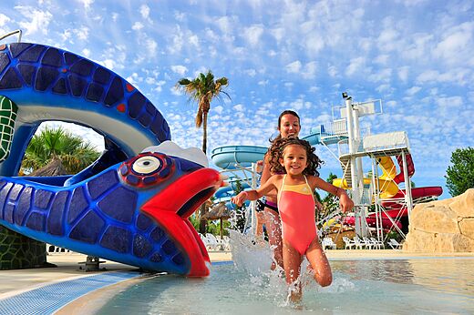 Piscina con juegos acu�ticos y toboganes para ni�os en el camping CAPFUN Fleurs d'Agde en AGDE (34).