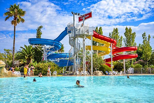 Piscina exterior, toboganes acu�ticos gigantes en el camping CAPFUN Fleurs d'Agde (34).