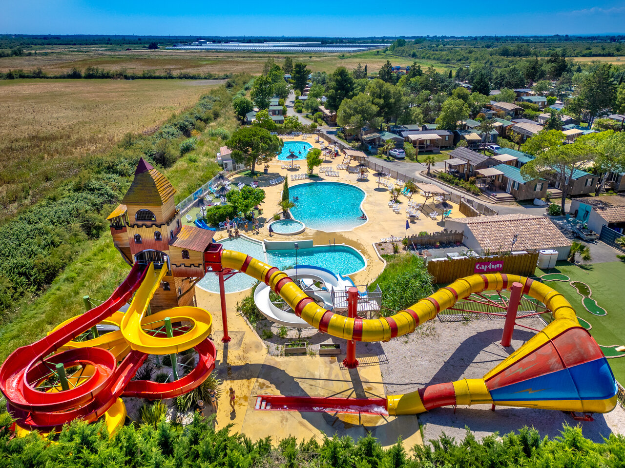 Toboganes acu�ticos, piscinas exteriores en el camping CAPFUN Fleur de Camargue, Saint-Laurent-d Aigouze.