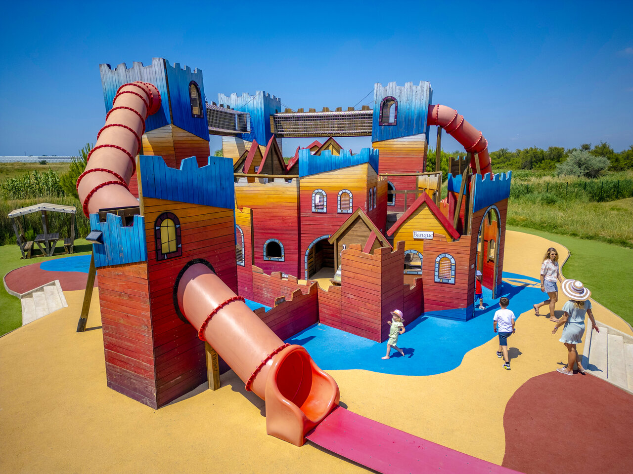 Castillo de juegos colorido en el camping CAPFUN Fleur de Camargue en Saint-Laurent-d Aigouze (30).