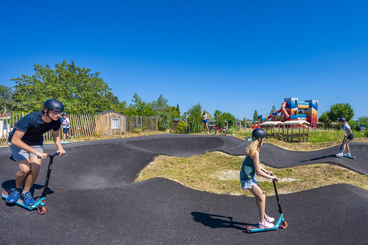 Pista de pump track y zona de juegos en el camping CAPFUN Fleur de Camargue en Saint-Laurent-d Aigouze (30).