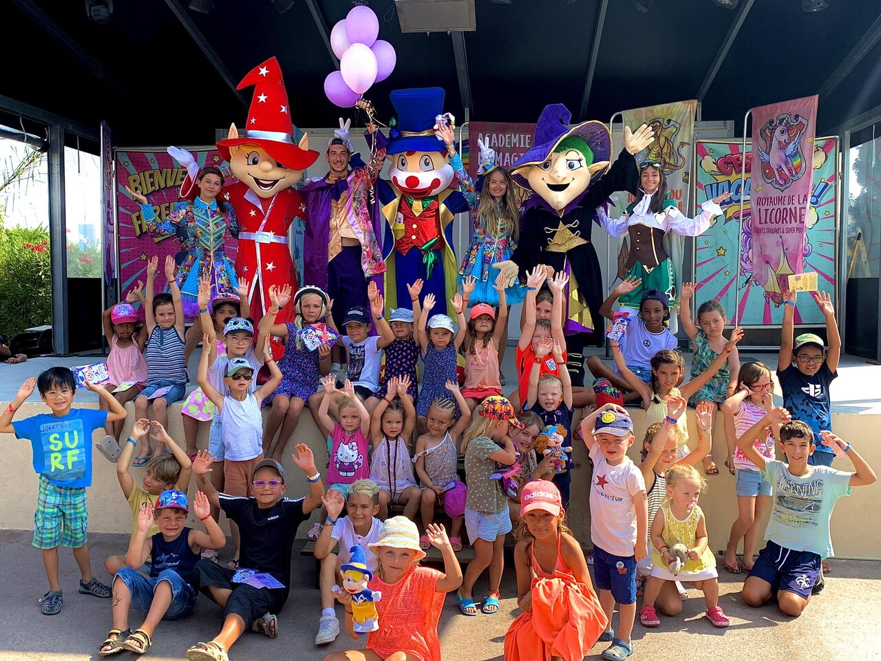 Ni�os y mascotas animadas en el escenario, espect�culo en el camping CAPFUN Fleur de Camargue en Saint-Laurent-d Aigouze (30).