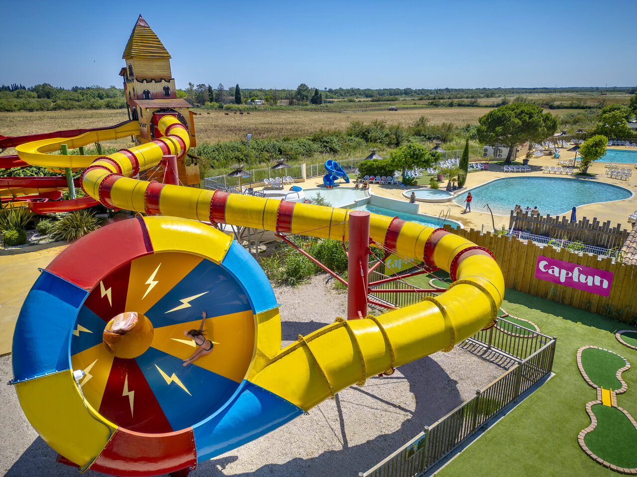 Tobog�n acu�tico y piscina en el camping CAPFUN Fleur de Camargue en Saint-Laurent-d Aigouze (30).