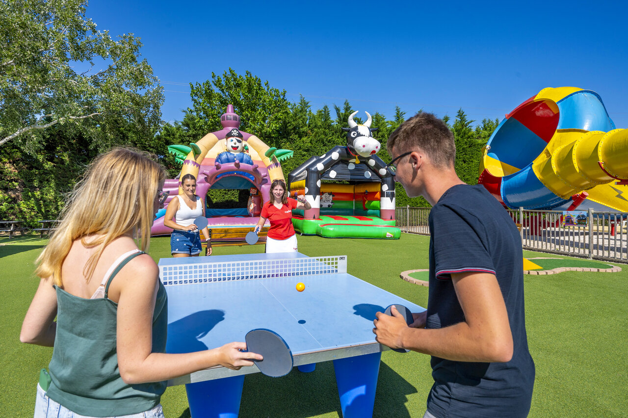 Ping-pong, castillos hinchables y tobog�n en el camping CAPFUN Fleur de Camargue (30).