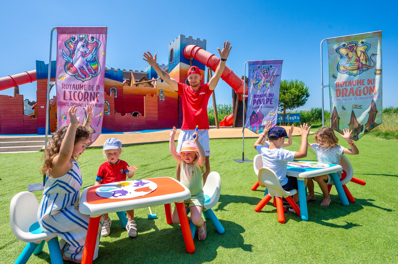 Actividades infantiles, animador y castillo de juegos en el camping CAPFUN Fleur de Camargue en Saint-Laurent-d Aigouze (30).