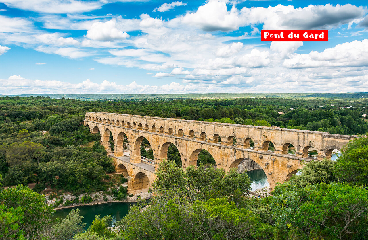 Pont du Gard, acueducto romano hist�rico cerca de Nimes, para visitar en Occitania.