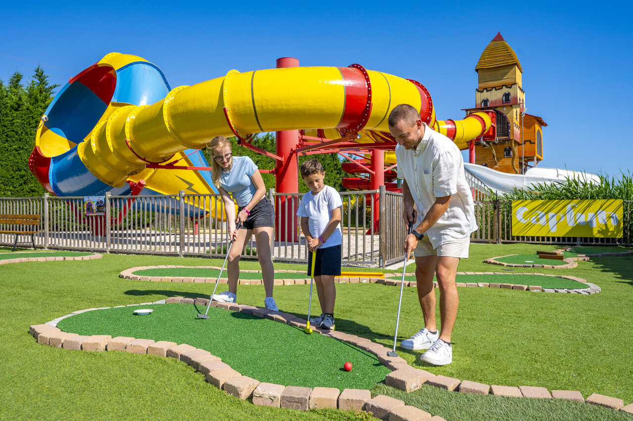 Minigolf familiar, toboganes acu�ticos en el camping CAPFUN Fleur de Camargue (30).