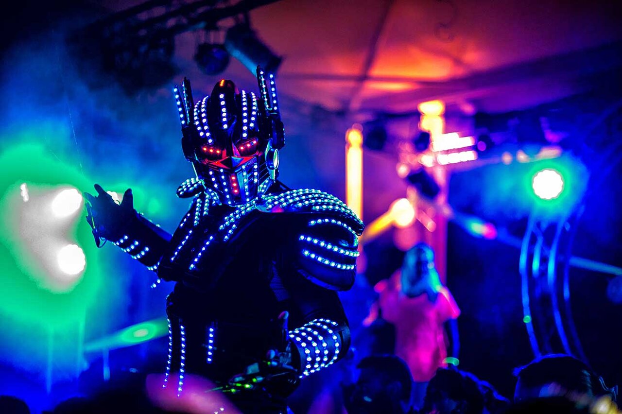 Robot luminoso, animaci�n nocturna en el camping CAPFUN Fleur de Camargue en Saint-Laurent-d Aigouze.