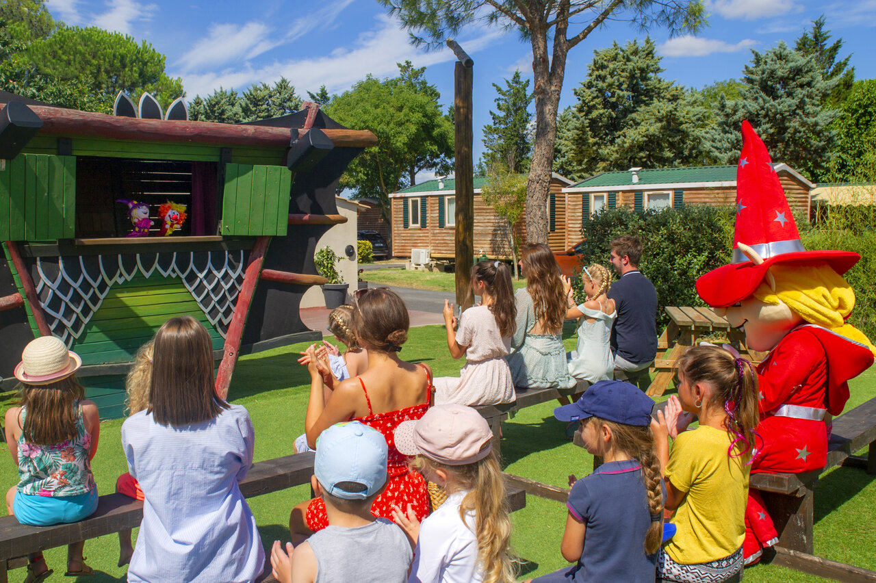 Espect�culo de marionetas y mascota para ni�os en el camping CAPFUN Fleur de Camargue.