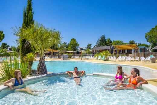 Piscina exterior con bañistas en camping CAPFUN Fleur de Camargue Saint-Laurent-d Aigouze.