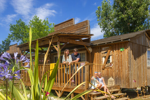 Mobil-home de madera con terraza y familia en CAPFUN Fleur de Camargue.